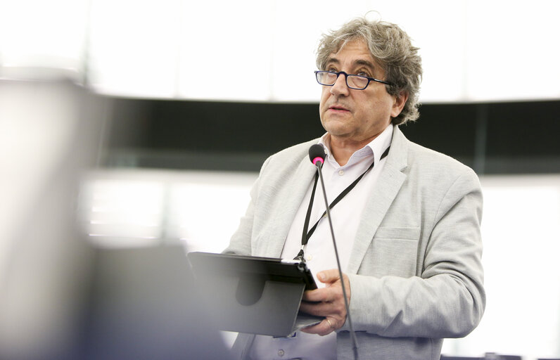 Fotografija 2: Ricardo SERRAO SANTOS in plenary session in Strasbourg