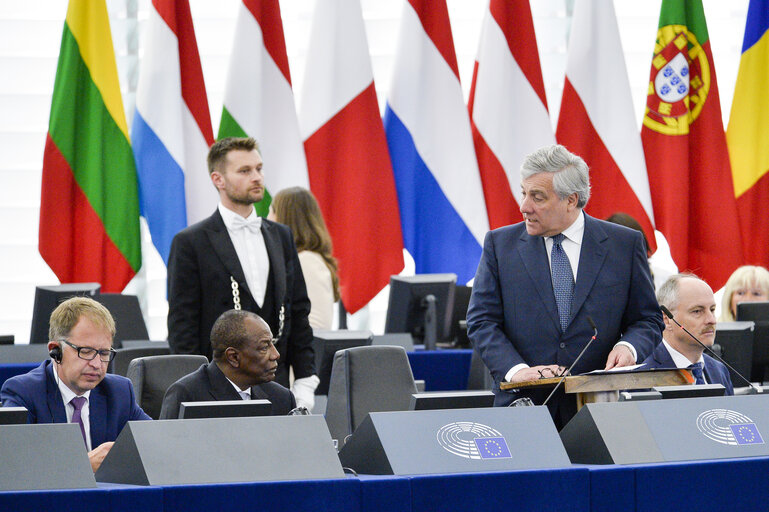 Fotografi 18: Official visit of the President of Guinea - Formal sitting in plenary session