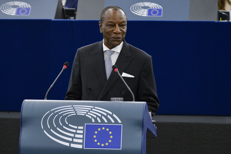 Fotografi 5: Official visit of the President of Guinea - Formal sitting in plenary session