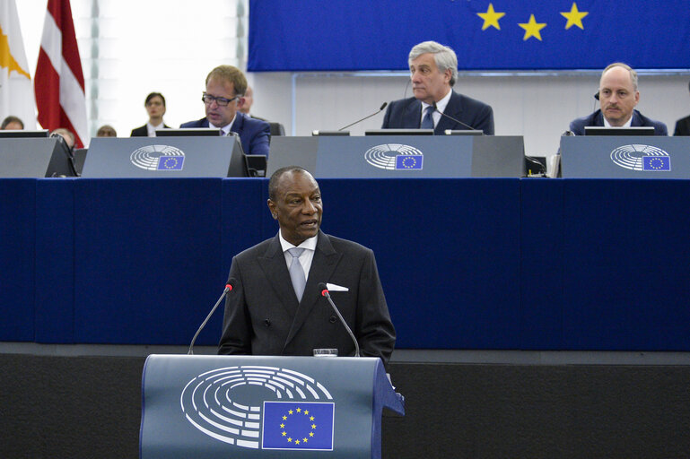 Fotografi 8: Official visit of the President of Guinea - Formal sitting in plenary session