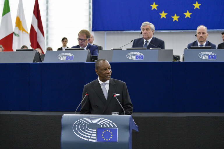 Fotografi 13: Official visit of the President of Guinea - Formal sitting in plenary session