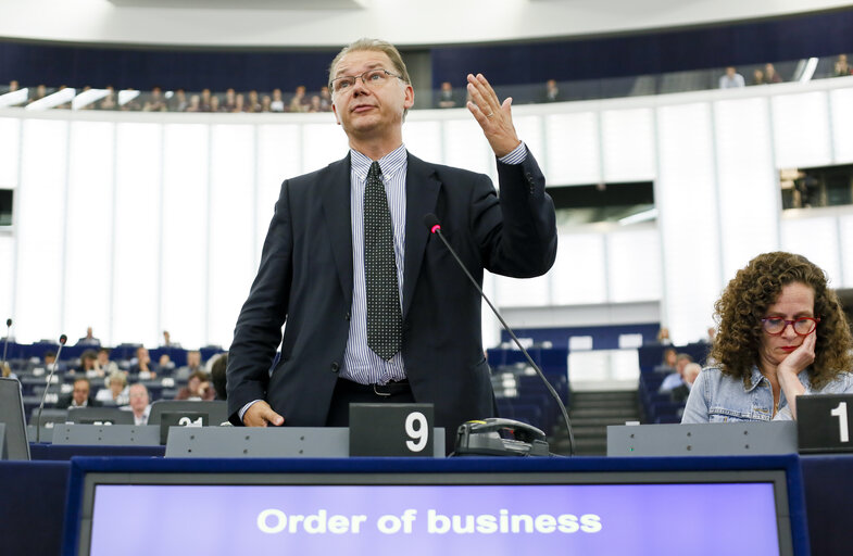 Fotografija 1: Plenary session - order of business