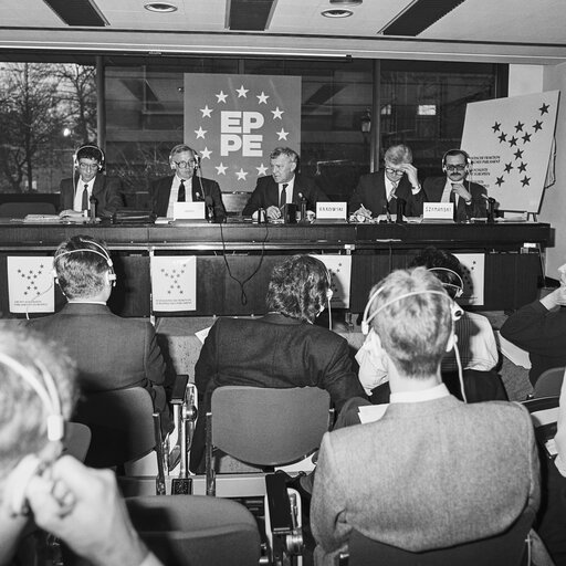 Foto 8: Rudy ARNDT, Mieczyslaw RAKOWSKI and Mr SZYMANSKI during a press conference in Brussels in February 1988.