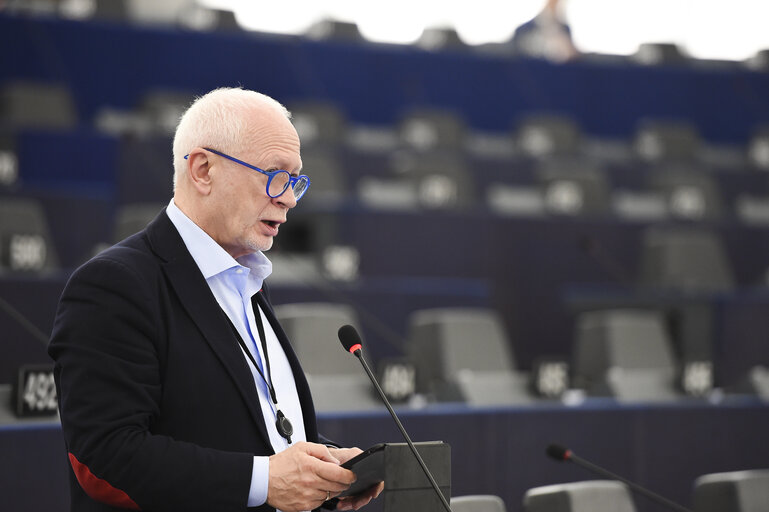 Fotografia 19: Plenary session - A European values instrument to support civil society organisations which promote democracy, rule of law and fundamental values within the European Union Commission statement