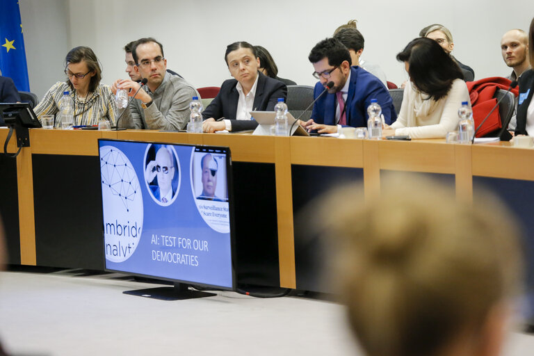 Photo 9 : Roundtable discussion - ' Assessing the EU's Artificial Intelligence Strategy '