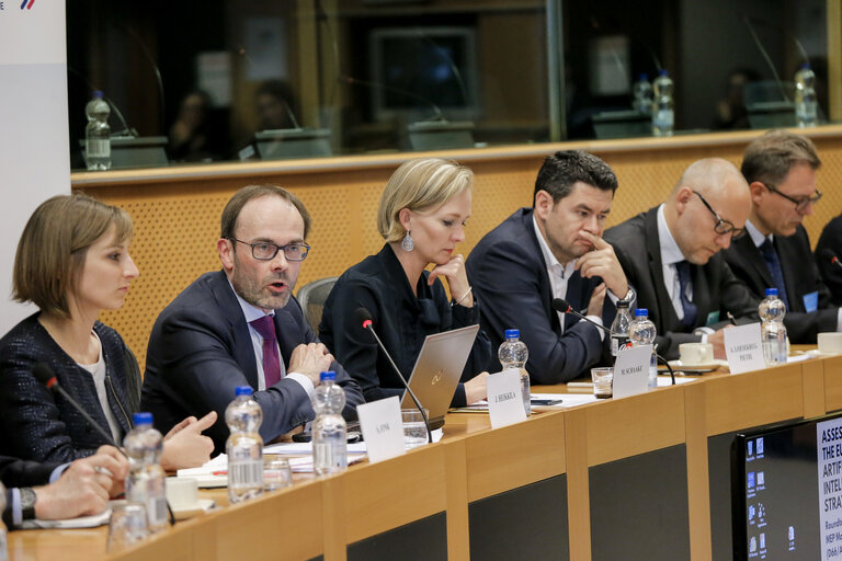 Photo 19 : Roundtable discussion - ' Assessing the EU's Artificial Intelligence Strategy '