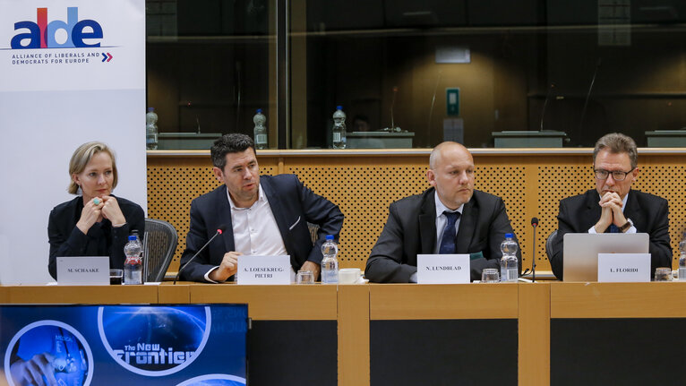 Photo 3 : Roundtable discussion - ' Assessing the EU's Artificial Intelligence Strategy '