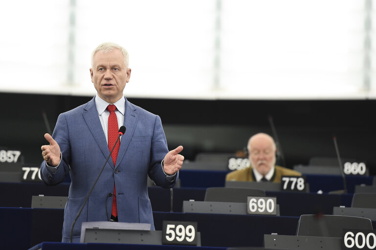 Photo 17 : Plenary session - A European values instrument to support civil society organisations which promote democracy, rule of law and fundamental values within the European Union Commission statement