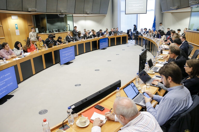 Photo 1 : Roundtable discussion - ' Assessing the EU's Artificial Intelligence Strategy '