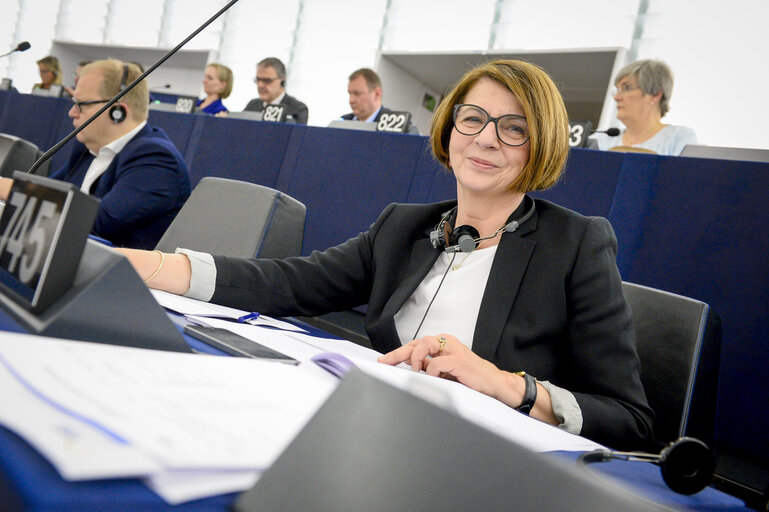 Photo 1: Julia PITERA in plenary session in Strasbourg