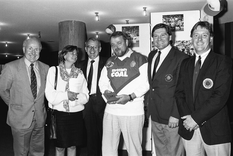 Снимка 11: The MEPs Terence WYNN, Freddy BLAK and guests of the British Rugby League in Strasbourg in September 1990.