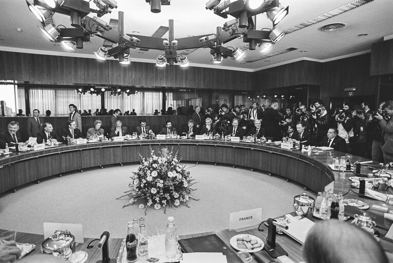 Fotagrafa 1: EU head of states  meeting in Brussels in February 1988.