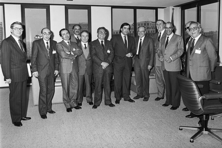 Foto 7: Pancrazio DE PASQUALE, Enrico VINCI, Leoluca Orlando - Mayor of Palermo,  and guests in Brussels in February 1988.