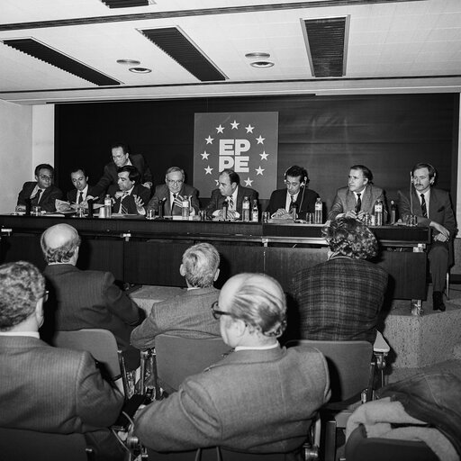 Foto 9: The MEP Pancrazio DE PASQUALE, Christopher BEAZLEY  during a press conference in Brussels in February 1988.