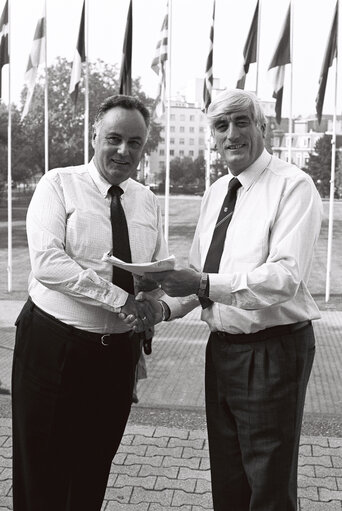 Foto 6: The MEPs Alex FALCONER and Siegbert ALBER in Strasbourg in September 1990.