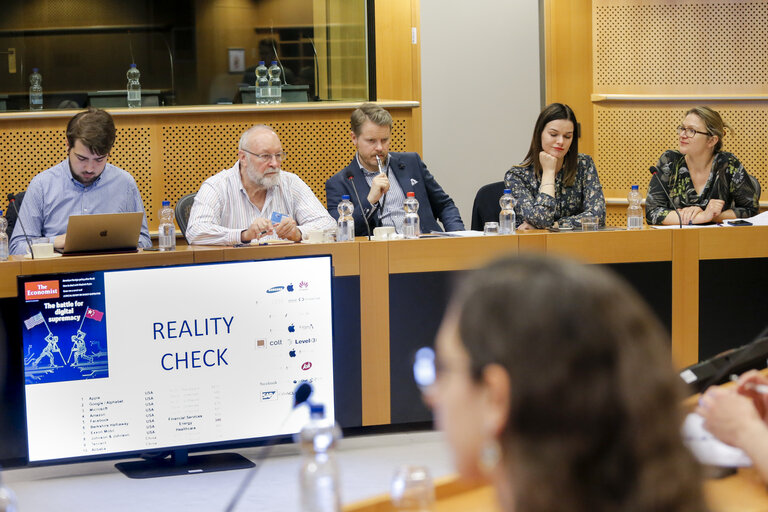 Foto 10: Roundtable discussion - ' Assessing the EU's Artificial Intelligence Strategy '