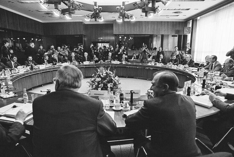 Fotagrafa 2: EU head of states  meeting in Brussels in February 1988.