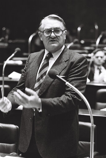 Fotogrāfija 3: The delegue Heinrich AIGNER during a session in October 1978.