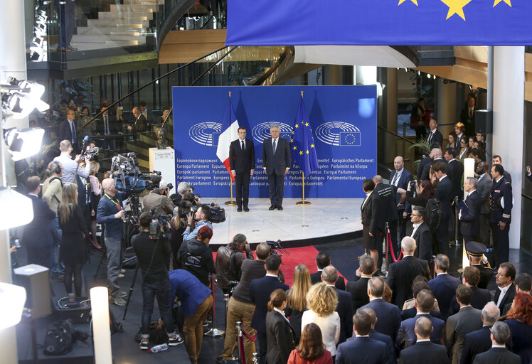 Zdjęcie 27: Visit of the President of the French Republic to the European Parliament in Strasbourg- Antonio TAJANI, EP President welcomes Emmanuel MACRON, President of the French Republic