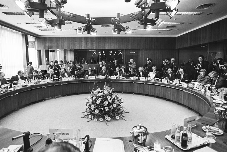 Zdjęcie 3: EU head of states  meeting in Brussels in February 1988.