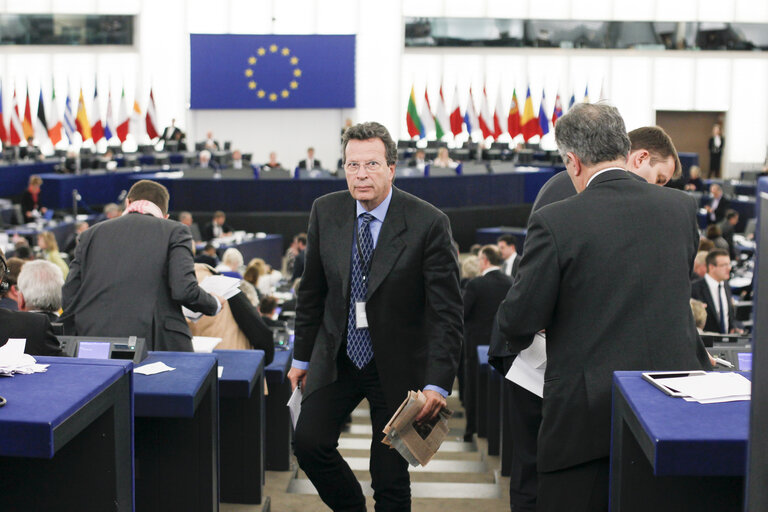 Fotografija 3: Plenary Session week 44 2015 in Strasbourg -  Members of parliament leave the plenary chamber after voting