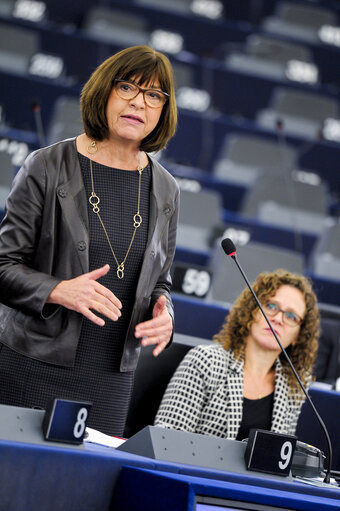 Fotografija 28: Plenary Session week 44 2015 in Strasbourg  European Council and Commission statements - Conclusions of the European Council meeting of 15 October 2015 and the Leaders' Meeting on refugee flows along the Western Balkans route of 25 October 2015