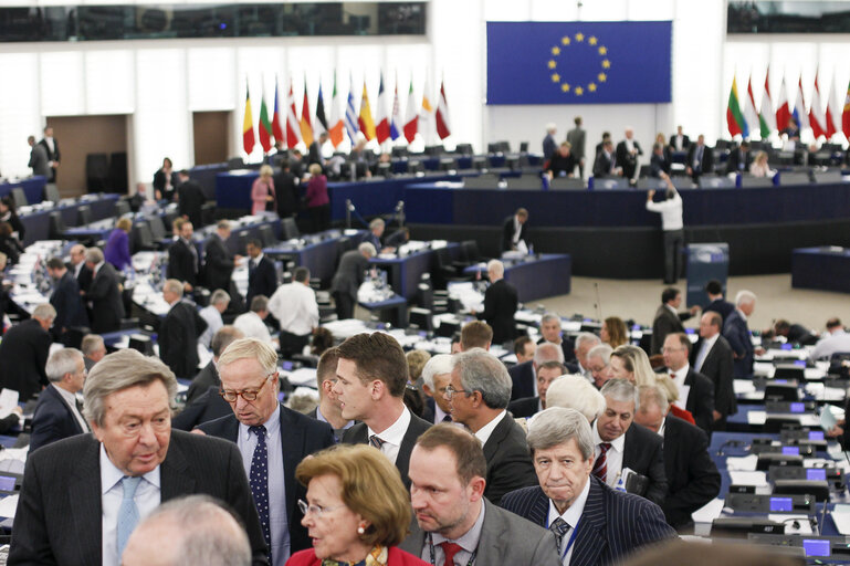 Fotografija 1: Plenary Session week 44 2015 in Strasbourg -  Members of parliament leave the plenary chamber after voting