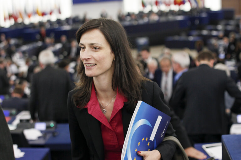 Fotografija 2: Plenary Session week 44 2015 in Strasbourg -  Members of parliament leave the plenary chamber after voting