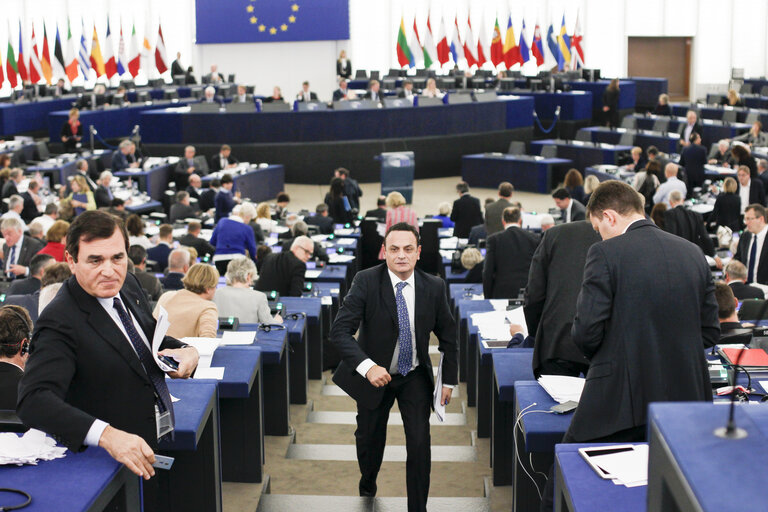 Fotografija 4: Plenary Session week 44 2015 in Strasbourg -  Members of parliament leave the plenary chamber after voting