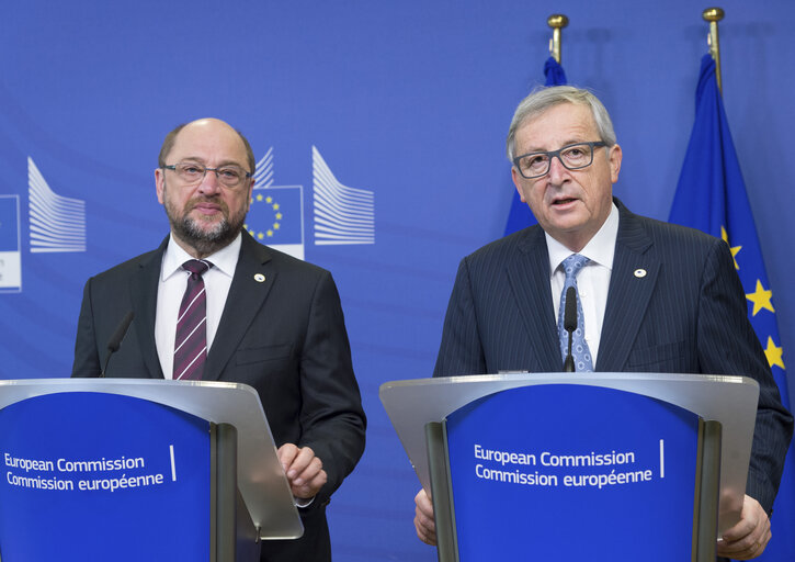 Photo 2: Joint press conference by Martin Schulz, President of the EP and Jean-Claude Juncker, President of the EC ahead of the Brussels European Council, 17-18/12/15