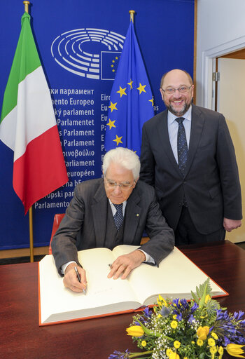 Fotó 4: Official visit of the Italian President to the European Parliament in Strasbourg.     Signing of the Distinguished Visitor's Book