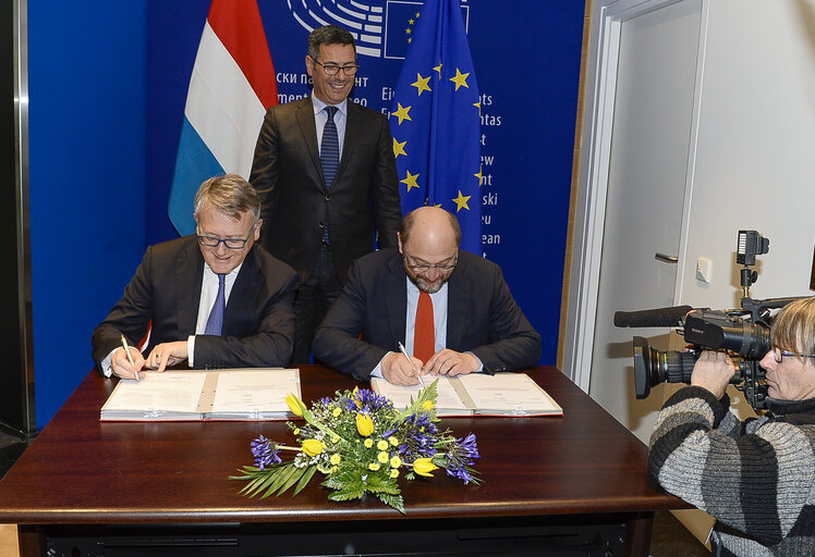 Fotogrāfija 11: LEX Signing  ITRE Measures concerning the European single market for electronic communications and to achieve a Connected Continent, and amending Directives 2002/20/EC, 2002/21/EC and 2002/22/EC and Regulations (EC) No 1211/2009 and (EU) No 531/2012. ITRE Programme on interoperability solutions for European public administrations, businesses and citizens (ISA2) Interoperability as a means for modernising the public sector.  ENVI Regulation of the European Parliament and of the Council on novel foods.  IMCO Package travel and assisted travel arrangements, amending Regulation (EC) No 2006/2004, Directive 2011/83/EU and repealing Council Directive 90/314/EEC.   LIBE EU agency for law enforcement training (Cepol), repealing and replacing the Council Decision 2005/681/JHA.   AGRI fixing of the maximum level of erucic acid in oils and fats and Council Regulation (EC) No 320/2006 establishing a temporary scheme for the restructuring of the sugar industry