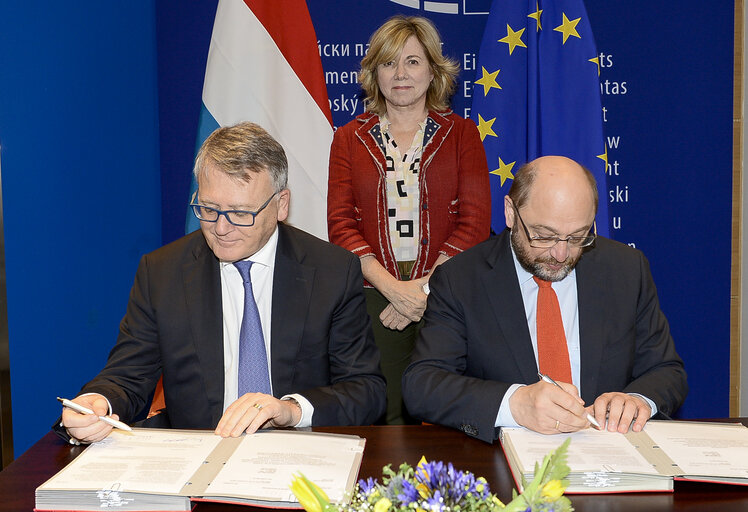 Fotogrāfija 23: LEX Signing  ITRE Measures concerning the European single market for electronic communications and to achieve a Connected Continent, and amending Directives 2002/20/EC, 2002/21/EC and 2002/22/EC and Regulations (EC) No 1211/2009 and (EU) No 531/2012. ITRE Programme on interoperability solutions for European public administrations, businesses and citizens (ISA2) Interoperability as a means for modernising the public sector.  ENVI Regulation of the European Parliament and of the Council on novel foods.  IMCO Package travel and assisted travel arrangements, amending Regulation (EC) No 2006/2004, Directive 2011/83/EU and repealing Council Directive 90/314/EEC.   LIBE EU agency for law enforcement training (Cepol), repealing and replacing the Council Decision 2005/681/JHA.   AGRI fixing of the maximum level of erucic acid in oils and fats and Council Regulation (EC) No 320/2006 establishing a temporary scheme for the restructuring of the sugar industry