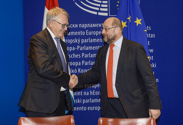 Fotogrāfija 1: LEX Signing  ITRE Measures concerning the European single market for electronic communications and to achieve a Connected Continent, and amending Directives 2002/20/EC, 2002/21/EC and 2002/22/EC and Regulations (EC) No 1211/2009 and (EU) No 531/2012. ITRE Programme on interoperability solutions for European public administrations, businesses and citizens (ISA2) Interoperability as a means for modernising the public sector.  ENVI Regulation of the European Parliament and of the Council on novel foods.  IMCO Package travel and assisted travel arrangements, amending Regulation (EC) No 2006/2004, Directive 2011/83/EU and repealing Council Directive 90/314/EEC.   LIBE EU agency for law enforcement training (Cepol), repealing and replacing the Council Decision 2005/681/JHA.   AGRI fixing of the maximum level of erucic acid in oils and fats and Council Regulation (EC) No 320/2006 establishing a temporary scheme for the restructuring of the sugar industry