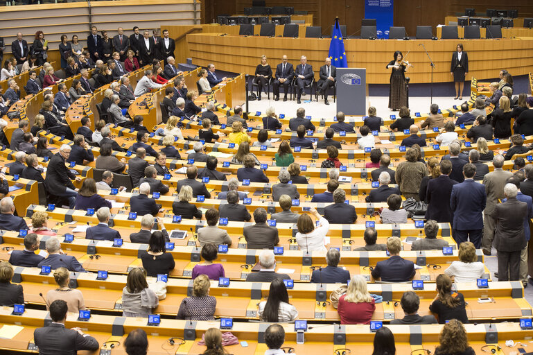 Fotogrāfija 6: Commemorative ceremony at the European Parliament in honour of the victims of the terrorist attacks in Paris  commencer par la tribune puis descendre  Transmettre WT5