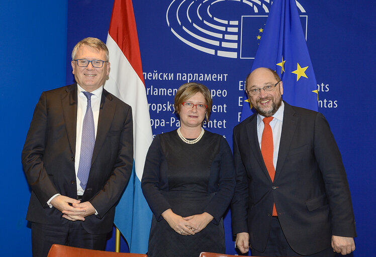 Fotogrāfija 3: LEX Signing  ITRE Measures concerning the European single market for electronic communications and to achieve a Connected Continent, and amending Directives 2002/20/EC, 2002/21/EC and 2002/22/EC and Regulations (EC) No 1211/2009 and (EU) No 531/2012. ITRE Programme on interoperability solutions for European public administrations, businesses and citizens (ISA2) Interoperability as a means for modernising the public sector.  ENVI Regulation of the European Parliament and of the Council on novel foods.  IMCO Package travel and assisted travel arrangements, amending Regulation (EC) No 2006/2004, Directive 2011/83/EU and repealing Council Directive 90/314/EEC.   LIBE EU agency for law enforcement training (Cepol), repealing and replacing the Council Decision 2005/681/JHA.   AGRI fixing of the maximum level of erucic acid in oils and fats and Council Regulation (EC) No 320/2006 establishing a temporary scheme for the restructuring of the sugar industry