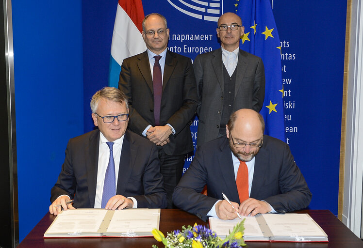 Fotogrāfija 9: LEX Signing  ITRE Measures concerning the European single market for electronic communications and to achieve a Connected Continent, and amending Directives 2002/20/EC, 2002/21/EC and 2002/22/EC and Regulations (EC) No 1211/2009 and (EU) No 531/2012. ITRE Programme on interoperability solutions for European public administrations, businesses and citizens (ISA2) Interoperability as a means for modernising the public sector.  ENVI Regulation of the European Parliament and of the Council on novel foods.  IMCO Package travel and assisted travel arrangements, amending Regulation (EC) No 2006/2004, Directive 2011/83/EU and repealing Council Directive 90/314/EEC.   LIBE EU agency for law enforcement training (Cepol), repealing and replacing the Council Decision 2005/681/JHA.   AGRI fixing of the maximum level of erucic acid in oils and fats and Council Regulation (EC) No 320/2006 establishing a temporary scheme for the restructuring of the sugar industry