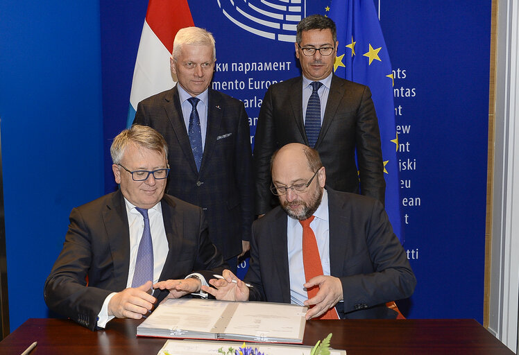 Fotogrāfija 14: LEX Signing  ITRE Measures concerning the European single market for electronic communications and to achieve a Connected Continent, and amending Directives 2002/20/EC, 2002/21/EC and 2002/22/EC and Regulations (EC) No 1211/2009 and (EU) No 531/2012. ITRE Programme on interoperability solutions for European public administrations, businesses and citizens (ISA2) Interoperability as a means for modernising the public sector.  ENVI Regulation of the European Parliament and of the Council on novel foods.  IMCO Package travel and assisted travel arrangements, amending Regulation (EC) No 2006/2004, Directive 2011/83/EU and repealing Council Directive 90/314/EEC.   LIBE EU agency for law enforcement training (Cepol), repealing and replacing the Council Decision 2005/681/JHA.   AGRI fixing of the maximum level of erucic acid in oils and fats and Council Regulation (EC) No 320/2006 establishing a temporary scheme for the restructuring of the sugar industry