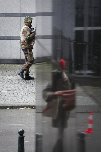 Deployment of Belgian armed forces in front of the European institutions headquarters in the context of terrorist threat in Brussels