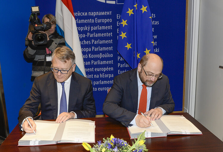 Fotogrāfija 2: LEX Signing  ITRE Measures concerning the European single market for electronic communications and to achieve a Connected Continent, and amending Directives 2002/20/EC, 2002/21/EC and 2002/22/EC and Regulations (EC) No 1211/2009 and (EU) No 531/2012. ITRE Programme on interoperability solutions for European public administrations, businesses and citizens (ISA2) Interoperability as a means for modernising the public sector.  ENVI Regulation of the European Parliament and of the Council on novel foods.  IMCO Package travel and assisted travel arrangements, amending Regulation (EC) No 2006/2004, Directive 2011/83/EU and repealing Council Directive 90/314/EEC.   LIBE EU agency for law enforcement training (Cepol), repealing and replacing the Council Decision 2005/681/JHA.   AGRI fixing of the maximum level of erucic acid in oils and fats and Council Regulation (EC) No 320/2006 establishing a temporary scheme for the restructuring of the sugar industry