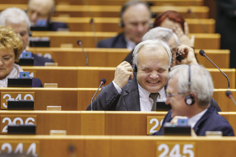 Foto 8: Plenary Session week 46 2015 in Brussels    Commission statement - Decision adopted on the European Semester package - Annual Growth Survey 2016