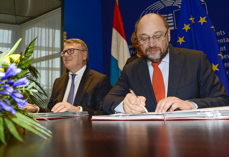 Fotogrāfija 4: LEX Signing  ITRE Measures concerning the European single market for electronic communications and to achieve a Connected Continent, and amending Directives 2002/20/EC, 2002/21/EC and 2002/22/EC and Regulations (EC) No 1211/2009 and (EU) No 531/2012. ITRE Programme on interoperability solutions for European public administrations, businesses and citizens (ISA2) Interoperability as a means for modernising the public sector.  ENVI Regulation of the European Parliament and of the Council on novel foods.  IMCO Package travel and assisted travel arrangements, amending Regulation (EC) No 2006/2004, Directive 2011/83/EU and repealing Council Directive 90/314/EEC.   LIBE EU agency for law enforcement training (Cepol), repealing and replacing the Council Decision 2005/681/JHA.   AGRI fixing of the maximum level of erucic acid in oils and fats and Council Regulation (EC) No 320/2006 establishing a temporary scheme for the restructuring of the sugar industry