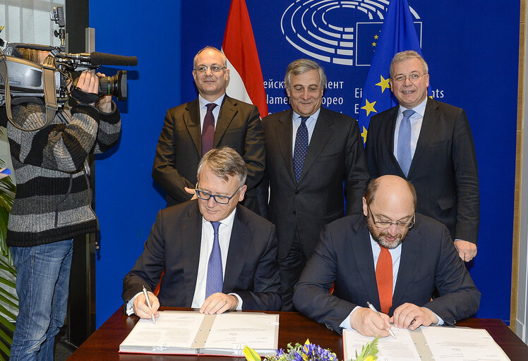 Φωτογραφία 12: LEX Signing  ITRE Measures concerning the European single market for electronic communications and to achieve a Connected Continent, and amending Directives 2002/20/EC, 2002/21/EC and 2002/22/EC and Regulations (EC) No 1211/2009 and (EU) No 531/2012. ITRE Programme on interoperability solutions for European public administrations, businesses and citizens (ISA2) Interoperability as a means for modernising the public sector.  ENVI Regulation of the European Parliament and of the Council on novel foods.  IMCO Package travel and assisted travel arrangements, amending Regulation (EC) No 2006/2004, Directive 2011/83/EU and repealing Council Directive 90/314/EEC.   LIBE EU agency for law enforcement training (Cepol), repealing and replacing the Council Decision 2005/681/JHA.   AGRI fixing of the maximum level of erucic acid in oils and fats and Council Regulation (EC) No 320/2006 establishing a temporary scheme for the restructuring of the sugar industry