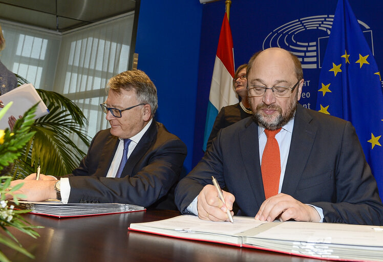 Fotogrāfija 7: LEX Signing  ITRE Measures concerning the European single market for electronic communications and to achieve a Connected Continent, and amending Directives 2002/20/EC, 2002/21/EC and 2002/22/EC and Regulations (EC) No 1211/2009 and (EU) No 531/2012. ITRE Programme on interoperability solutions for European public administrations, businesses and citizens (ISA2) Interoperability as a means for modernising the public sector.  ENVI Regulation of the European Parliament and of the Council on novel foods.  IMCO Package travel and assisted travel arrangements, amending Regulation (EC) No 2006/2004, Directive 2011/83/EU and repealing Council Directive 90/314/EEC.   LIBE EU agency for law enforcement training (Cepol), repealing and replacing the Council Decision 2005/681/JHA.   AGRI fixing of the maximum level of erucic acid in oils and fats and Council Regulation (EC) No 320/2006 establishing a temporary scheme for the restructuring of the sugar industry