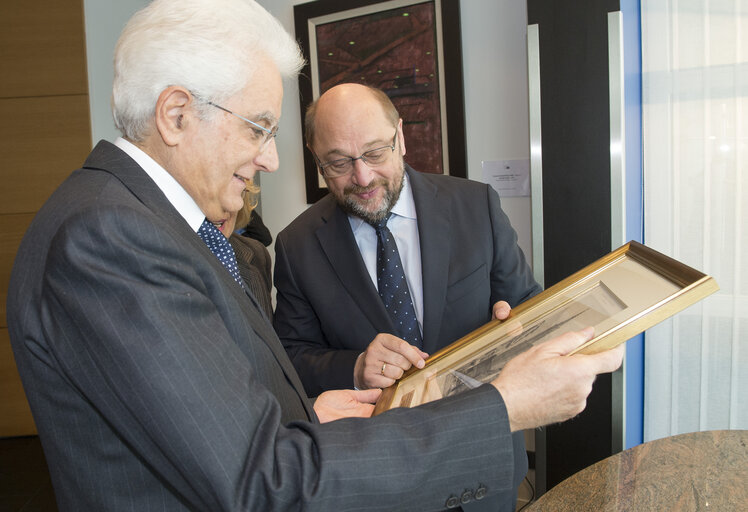 Fotó 1: Official visit of the Italian President to the European Parliament in Strasbourg.     Gift-giving