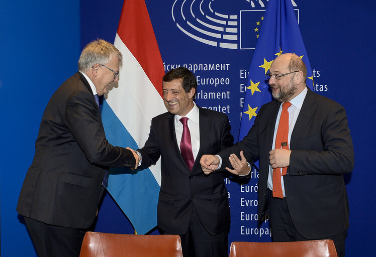 Fotogrāfija 17: LEX Signing  ITRE Measures concerning the European single market for electronic communications and to achieve a Connected Continent, and amending Directives 2002/20/EC, 2002/21/EC and 2002/22/EC and Regulations (EC) No 1211/2009 and (EU) No 531/2012. ITRE Programme on interoperability solutions for European public administrations, businesses and citizens (ISA2) Interoperability as a means for modernising the public sector.  ENVI Regulation of the European Parliament and of the Council on novel foods.  IMCO Package travel and assisted travel arrangements, amending Regulation (EC) No 2006/2004, Directive 2011/83/EU and repealing Council Directive 90/314/EEC.   LIBE EU agency for law enforcement training (Cepol), repealing and replacing the Council Decision 2005/681/JHA.   AGRI fixing of the maximum level of erucic acid in oils and fats and Council Regulation (EC) No 320/2006 establishing a temporary scheme for the restructuring of the sugar industry