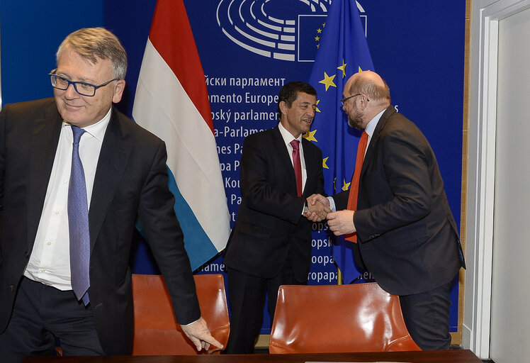 Fotogrāfija 18: LEX Signing  ITRE Measures concerning the European single market for electronic communications and to achieve a Connected Continent, and amending Directives 2002/20/EC, 2002/21/EC and 2002/22/EC and Regulations (EC) No 1211/2009 and (EU) No 531/2012. ITRE Programme on interoperability solutions for European public administrations, businesses and citizens (ISA2) Interoperability as a means for modernising the public sector.  ENVI Regulation of the European Parliament and of the Council on novel foods.  IMCO Package travel and assisted travel arrangements, amending Regulation (EC) No 2006/2004, Directive 2011/83/EU and repealing Council Directive 90/314/EEC.   LIBE EU agency for law enforcement training (Cepol), repealing and replacing the Council Decision 2005/681/JHA.   AGRI fixing of the maximum level of erucic acid in oils and fats and Council Regulation (EC) No 320/2006 establishing a temporary scheme for the restructuring of the sugar industry