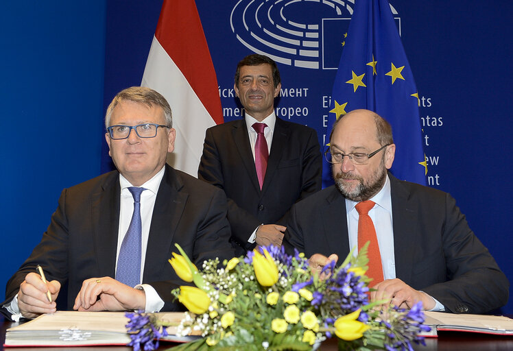 Fotogrāfija 21: LEX Signing  ITRE Measures concerning the European single market for electronic communications and to achieve a Connected Continent, and amending Directives 2002/20/EC, 2002/21/EC and 2002/22/EC and Regulations (EC) No 1211/2009 and (EU) No 531/2012. ITRE Programme on interoperability solutions for European public administrations, businesses and citizens (ISA2) Interoperability as a means for modernising the public sector.  ENVI Regulation of the European Parliament and of the Council on novel foods.  IMCO Package travel and assisted travel arrangements, amending Regulation (EC) No 2006/2004, Directive 2011/83/EU and repealing Council Directive 90/314/EEC.   LIBE EU agency for law enforcement training (Cepol), repealing and replacing the Council Decision 2005/681/JHA.   AGRI fixing of the maximum level of erucic acid in oils and fats and Council Regulation (EC) No 320/2006 establishing a temporary scheme for the restructuring of the sugar industry