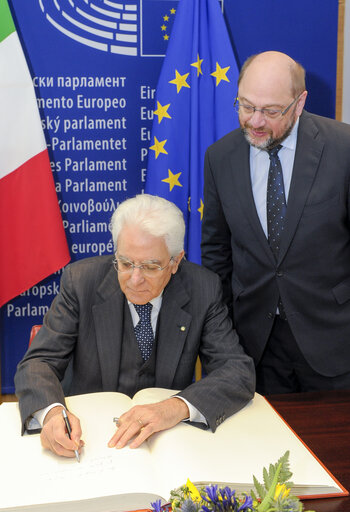 Fotó 6: Official visit of the Italian President to the European Parliament in Strasbourg.     Signing of the Distinguished Visitor's Book