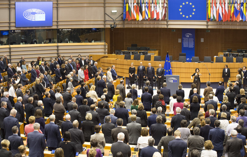 Fotogrāfija 1: Commemorative ceremony at the European Parliament in honour of the victims of the terrorist attacks in Paris  commencer par la tribune puis descendre  Transmettre WT5